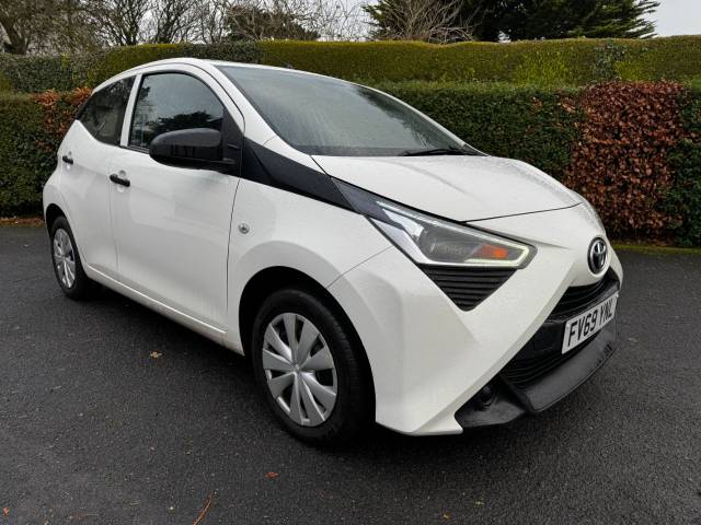 Toyota Aygo 𝐕𝐄𝐇𝐈𝐂𝐋𝐄 𝐑𝐄𝐒𝐄𝐑𝐕𝐄𝐃 1.0 VVT-i X 5dr Hatchback Petrol White